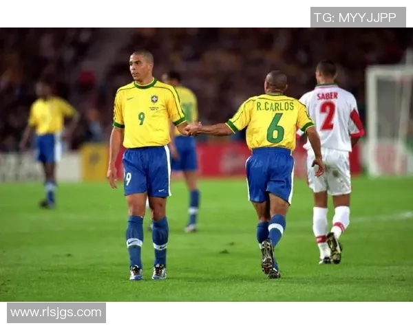 足球巨星齐聚一堂同框合影 展现不朽辉煌与无尽荣光