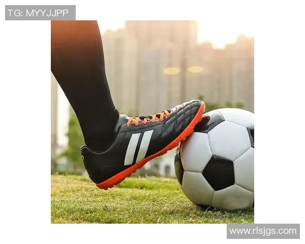 足球球星潮鞋的诞生与发展:从运动场到街头时尚的转变历程